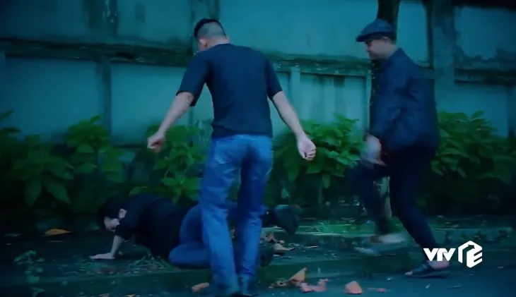 Nước mắt loài cỏ dại - Tập 12: Việt bị xã hội đen đòi nợ, đánh bầm tím mặt mày - Ảnh 2. Nước mắt loài cỏ dại - Tập 12: Việt bị xã hội đen đòi nợ, đánh bầm tím mặt mày - Ảnh 2.