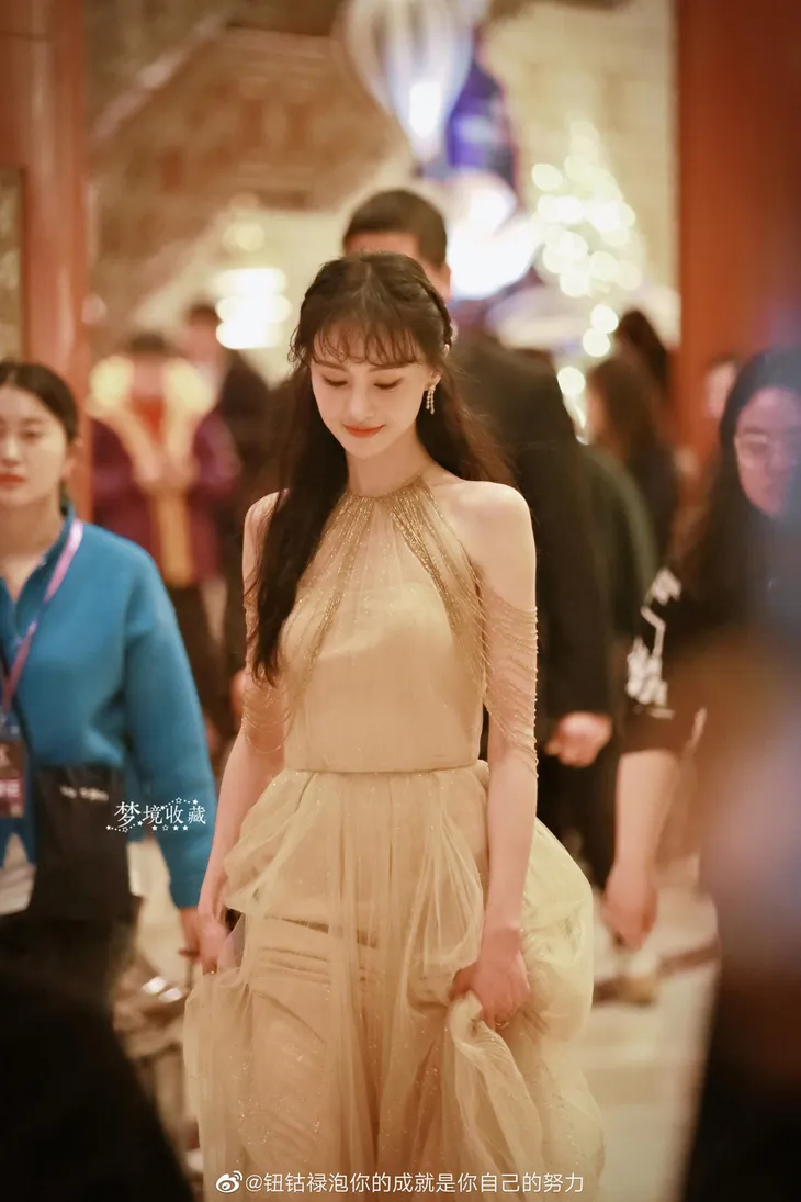 Trịnh Sảng xuất hiện xinh đẹp sau công bố chia tay bạn trai - Ảnh 1. Trịnh Sảng xuất hiện xinh đẹp sau công bố chia tay bạn trai - Ảnh 1.