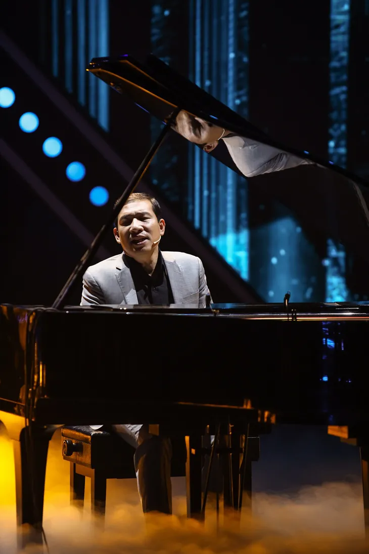 “Táo kinh tế” Quang Thắng tự đệm piano khoe giọng hát ngọt ngào - Ảnh 3. “Táo kinh tế” Quang Thắng tự đệm piano khoe giọng hát ngọt ngào - Ảnh 3.
