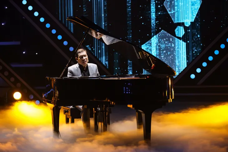 “Táo kinh tế” Quang Thắng tự đệm piano khoe giọng hát ngọt ngào - Ảnh 2. “Táo kinh tế” Quang Thắng tự đệm piano khoe giọng hát ngọt ngào - Ảnh 2.
