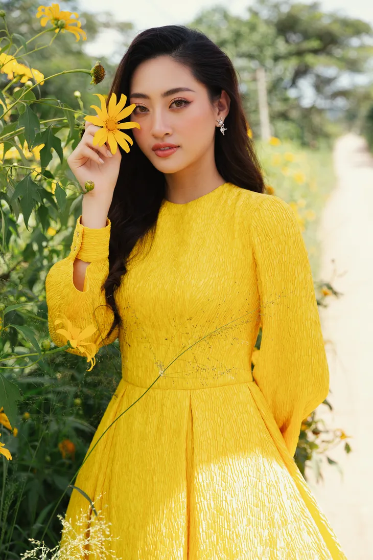 Lương Thùy Linh đẹp mong manh bên hoa dã quỳ Đà Lạt - Ảnh 3. Lương Thùy Linh đẹp mong manh bên hoa dã quỳ Đà Lạt - Ảnh 3.