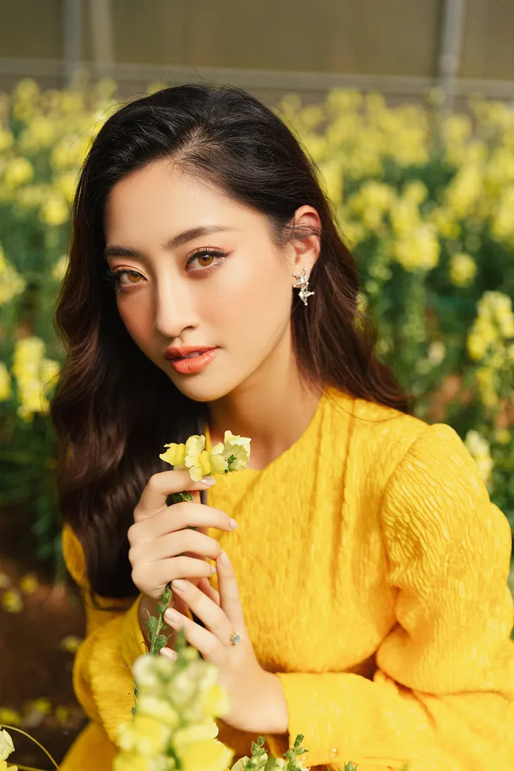 Lương Thùy Linh đẹp mong manh bên hoa dã quỳ Đà Lạt - Ảnh 14. Lương Thùy Linh đẹp mong manh bên hoa dã quỳ Đà Lạt - Ảnh 14.