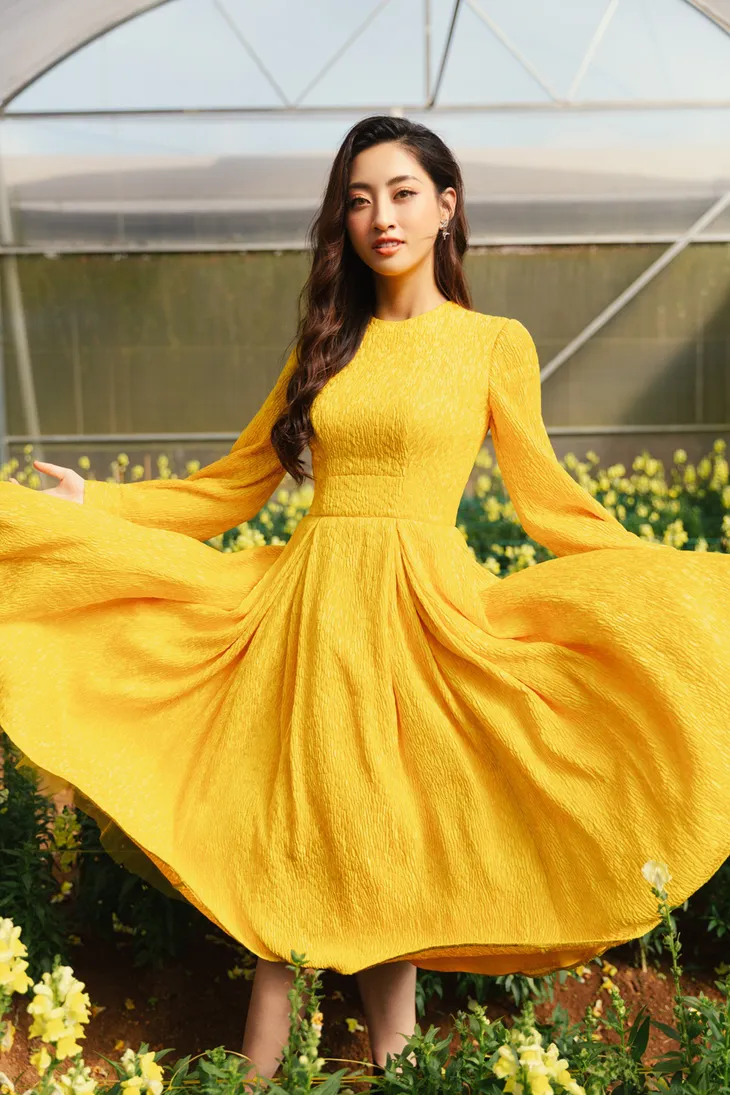 Lương Thùy Linh đẹp mong manh bên hoa dã quỳ Đà Lạt - Ảnh 16. Lương Thùy Linh đẹp mong manh bên hoa dã quỳ Đà Lạt - Ảnh 16.