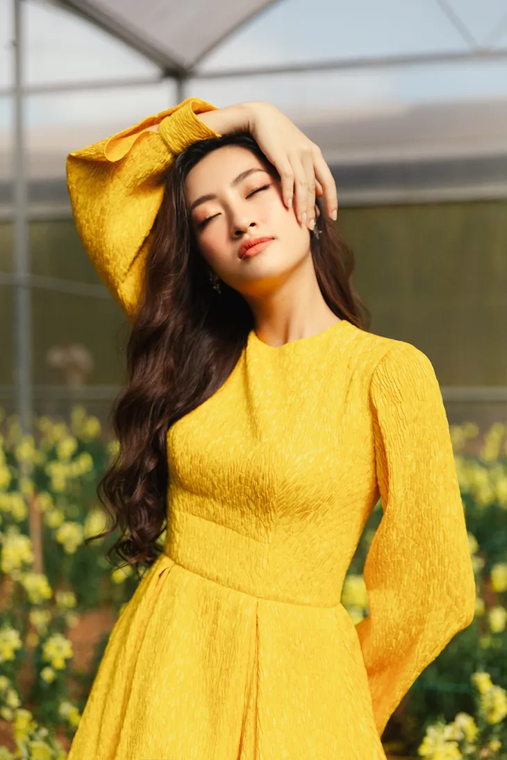 Lương Thùy Linh đẹp mong manh bên hoa dã quỳ Đà Lạt - Ảnh 12. Lương Thùy Linh đẹp mong manh bên hoa dã quỳ Đà Lạt - Ảnh 12.