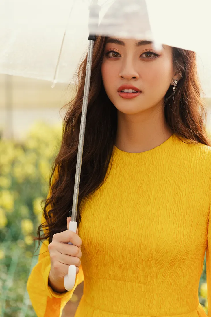 Lương Thùy Linh đẹp mong manh bên hoa dã quỳ Đà Lạt - Ảnh 10. Lương Thùy Linh đẹp mong manh bên hoa dã quỳ Đà Lạt - Ảnh 10.