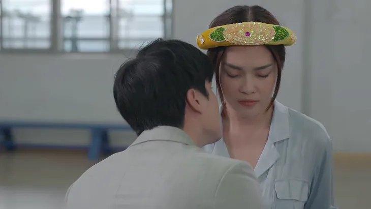 Tiệm ăn dì ghẻ - Tập 11: Thắng hôn Ngọc trước mặt Cúc, rồi phũ phàng bóng gió đòi chia tay - Ảnh 3. Tiệm ăn dì ghẻ - Tập 11: Thắng hôn Ngọc trước mặt Cúc, rồi phũ phàng bóng gió đòi chia tay - Ảnh 3.