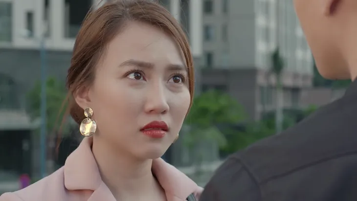 Tiệm ăn dì ghẻ - Tập 11: Thắng hôn Ngọc trước mặt Cúc, rồi phũ phàng bóng gió đòi chia tay - Ảnh 6. Tiệm ăn dì ghẻ - Tập 11: Thắng hôn Ngọc trước mặt Cúc, rồi phũ phàng bóng gió đòi chia tay - Ảnh 6.