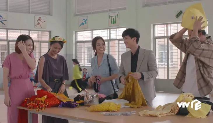Tiệm ăn dì ghẻ - Tập 11: Dù bị tổn thương, Cúc vẫn xuống nước hôn Thắng để làm lành - Ảnh 1. Tiệm ăn dì ghẻ - Tập 11: Dù bị tổn thương, Cúc vẫn xuống nước hôn Thắng để làm lành - Ảnh 1.