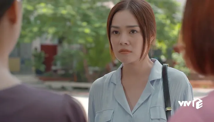 Tiệm ăn dì ghẻ - Tập 11: Dù bị tổn thương, Cúc vẫn xuống nước hôn Thắng để làm lành - Ảnh 6. Tiệm ăn dì ghẻ - Tập 11: Dù bị tổn thương, Cúc vẫn xuống nước hôn Thắng để làm lành - Ảnh 6.