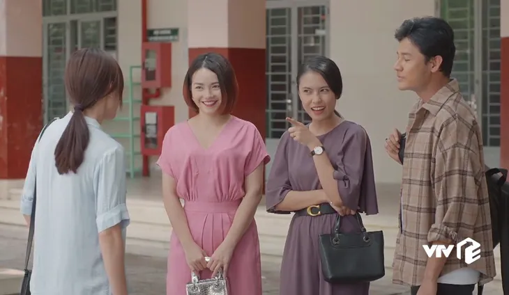 Tiệm ăn dì ghẻ - Tập 11: Dù bị tổn thương, Cúc vẫn xuống nước hôn Thắng để làm lành - Ảnh 7. Tiệm ăn dì ghẻ - Tập 11: Dù bị tổn thương, Cúc vẫn xuống nước hôn Thắng để làm lành - Ảnh 7.