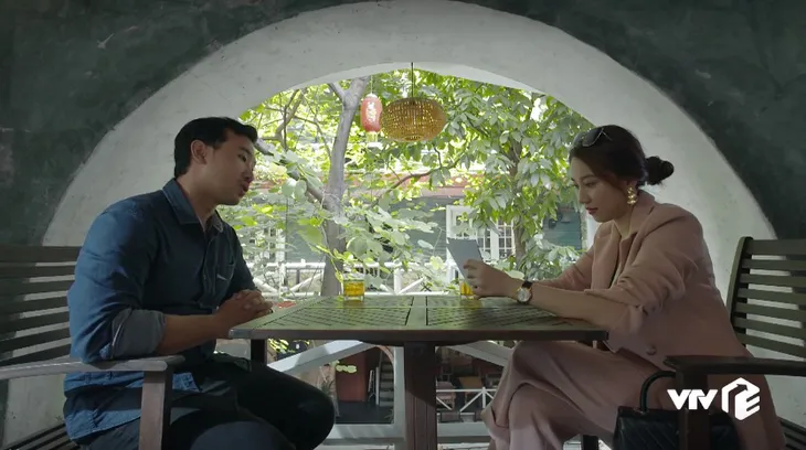 Tiệm ăn dì ghẻ: Nhập cuộc đánh ghen, Cúc tự tin dè bỉu đẳng cấp của tình địch - Ảnh 5. Tiệm ăn dì ghẻ: Nhập cuộc đánh ghen, Cúc tự tin dè bỉu đẳng cấp của tình địch - Ảnh 5.