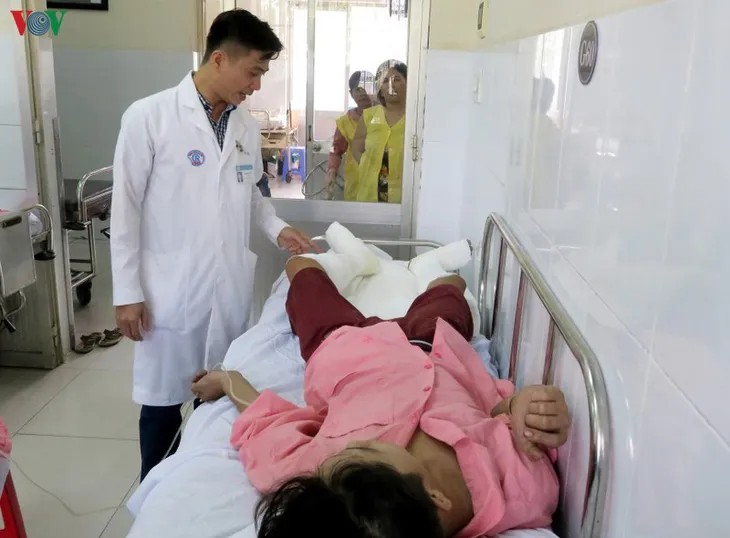 Hút thuốc khi chiết xăng, 4 người trong gia đình bị bỏng nặng - Ảnh 1. Hút thuốc khi chiết xăng, 4 người trong gia đình bị bỏng nặng - Ảnh 1.