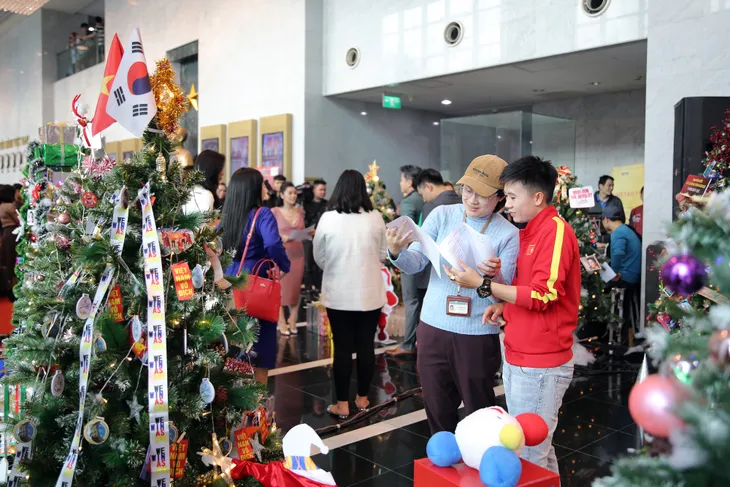 Rực rỡ sắc màu Giáng sinh tại Đài Truyền hình Việt Nam - Ảnh 2. Rực rỡ sắc màu Giáng sinh tại Đài Truyền hình Việt Nam - Ảnh 2.