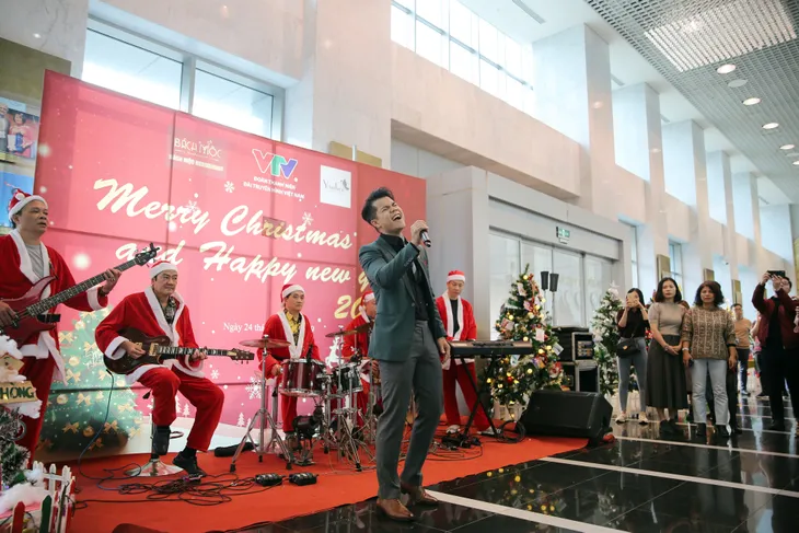 Rực rỡ sắc màu Giáng sinh tại Đài Truyền hình Việt Nam - Ảnh 7. Rực rỡ sắc màu Giáng sinh tại Đài Truyền hình Việt Nam - Ảnh 7.