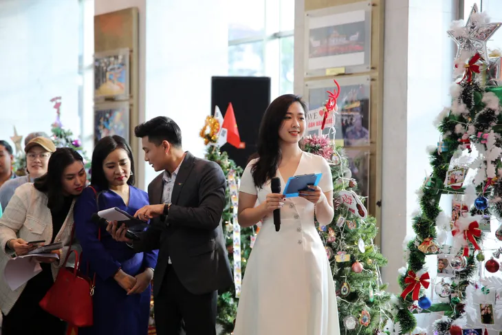 Rực rỡ sắc màu Giáng sinh tại Đài Truyền hình Việt Nam - Ảnh 6. Rực rỡ sắc màu Giáng sinh tại Đài Truyền hình Việt Nam - Ảnh 6.