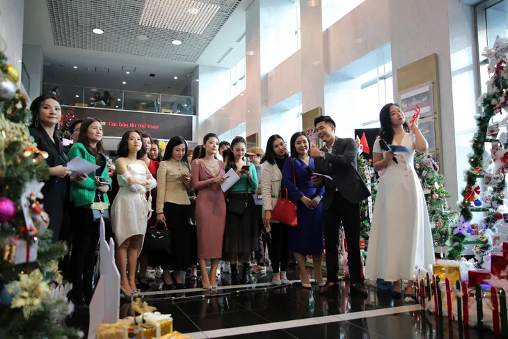 Rực rỡ sắc màu Giáng sinh tại Đài Truyền hình Việt Nam - Ảnh 8. Rực rỡ sắc màu Giáng sinh tại Đài Truyền hình Việt Nam - Ảnh 8.