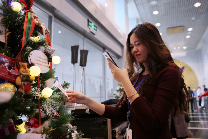 Rực rỡ sắc màu Giáng sinh tại Đài Truyền hình Việt Nam - Ảnh 1. Rực rỡ sắc màu Giáng sinh tại Đài Truyền hình Việt Nam - Ảnh 1.
