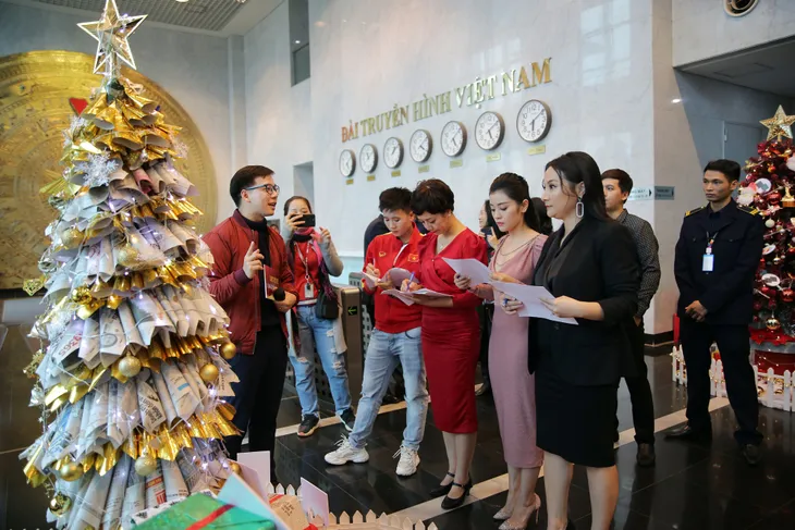 Rực rỡ sắc màu Giáng sinh tại Đài Truyền hình Việt Nam - Ảnh 11. Rực rỡ sắc màu Giáng sinh tại Đài Truyền hình Việt Nam - Ảnh 11.