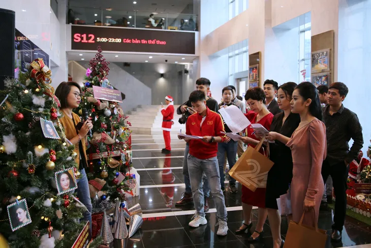 Rực rỡ sắc màu Giáng sinh tại Đài Truyền hình Việt Nam - Ảnh 18. Rực rỡ sắc màu Giáng sinh tại Đài Truyền hình Việt Nam - Ảnh 18.
