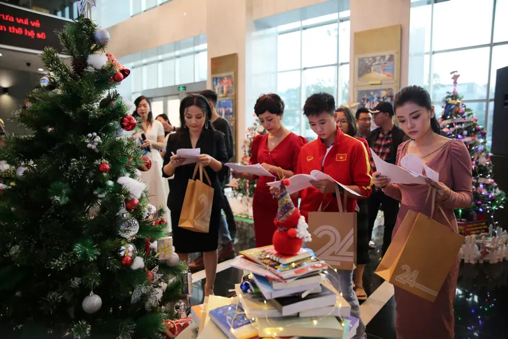 Rực rỡ sắc màu Giáng sinh tại Đài Truyền hình Việt Nam - Ảnh 20. Rực rỡ sắc màu Giáng sinh tại Đài Truyền hình Việt Nam - Ảnh 20.