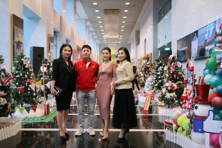 Rực rỡ sắc màu Giáng sinh tại Đài Truyền hình Việt Nam - Ảnh 9. Rực rỡ sắc màu Giáng sinh tại Đài Truyền hình Việt Nam - Ảnh 9.