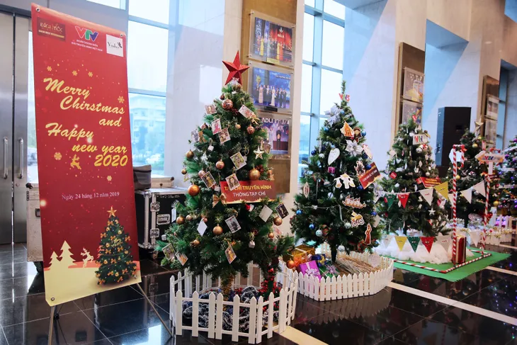 Rực rỡ sắc màu Giáng sinh tại Đài Truyền hình Việt Nam - Ảnh 21. Rực rỡ sắc màu Giáng sinh tại Đài Truyền hình Việt Nam - Ảnh 21.