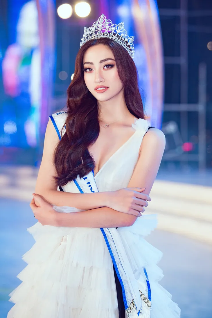 Soi vương miện của Hoa hậu Đỗ Thị Hà với Đỗ Mỹ Linh, Tiểu Vy và Lương Thùy Linh - Ảnh 4. Soi vương miện của Hoa hậu Đỗ Thị Hà với Đỗ Mỹ Linh, Tiểu Vy và Lương Thùy Linh - Ảnh 4.