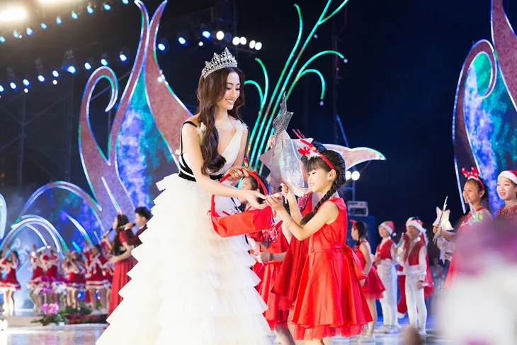 Lương Thùy Linh hóa công chúa tuyết, hát mừng năm mới tại Đà Lạt - Ảnh 3. Lương Thùy Linh hóa công chúa tuyết, hát mừng năm mới tại Đà Lạt - Ảnh 3.