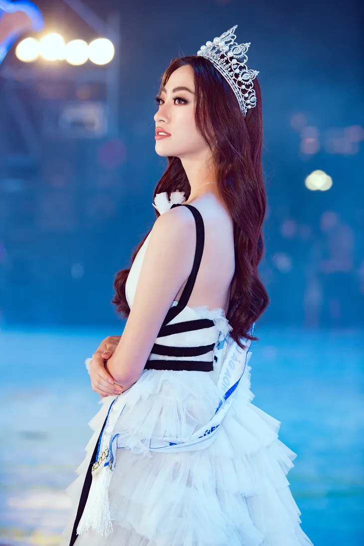 Lương Thùy Linh hóa công chúa tuyết, hát mừng năm mới tại Đà Lạt - Ảnh 9. Lương Thùy Linh hóa công chúa tuyết, hát mừng năm mới tại Đà Lạt - Ảnh 9.