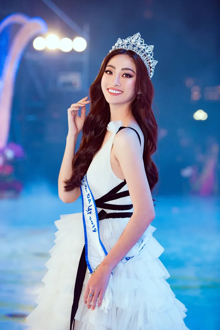Lương Thùy Linh hóa công chúa tuyết, hát mừng năm mới tại Đà Lạt - Ảnh 8. Lương Thùy Linh hóa công chúa tuyết, hát mừng năm mới tại Đà Lạt - Ảnh 8.