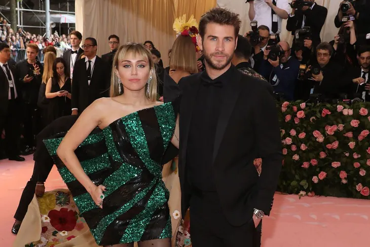 Miley Cyrus và Liam Hemsworth chính thức đạt thỏa thuận ly hôn - Ảnh 1. Miley Cyrus và Liam Hemsworth chính thức đạt thỏa thuận ly hôn - Ảnh 1.