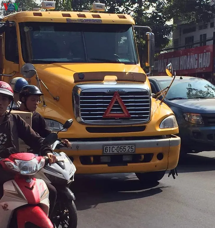 Thiếu úy công an tử vong sau va chạm với xe container - Ảnh 2. Thiếu úy công an tử vong sau va chạm với xe container - Ảnh 2.