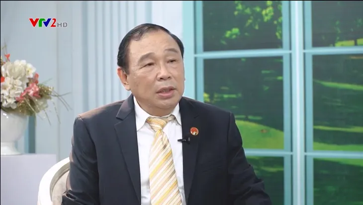 Vì sức khỏe người Việt : GS.TS Trương Việt Bình chia sẻ cách chống rụng tóc, bạc tóc sớm - Ảnh 1. Vì sức khỏe người Việt : GS.TS Trương Việt Bình chia sẻ cách chống rụng tóc, bạc tóc sớm - Ảnh 1.