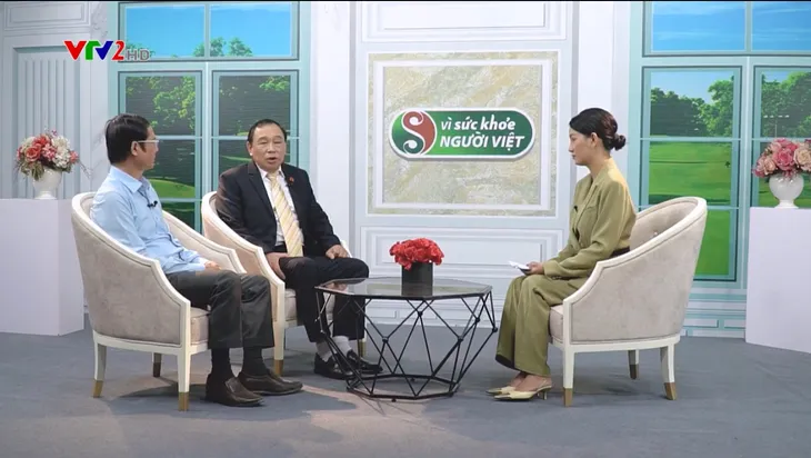 Vì sức khỏe người Việt : GS.TS Trương Việt Bình chia sẻ cách chống rụng tóc, bạc tóc sớm - Ảnh 2. Vì sức khỏe người Việt : GS.TS Trương Việt Bình chia sẻ cách chống rụng tóc, bạc tóc sớm - Ảnh 2.