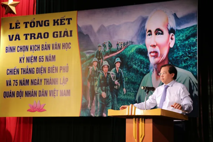 Vinh danh các kịch bản văn học kỷ niệm 65 năm chiến thắng Điện Biên Phủ - Ảnh 1. Vinh danh các kịch bản văn học kỷ niệm 65 năm chiến thắng Điện Biên Phủ - Ảnh 1.