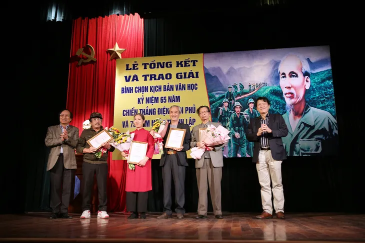 Vinh danh các kịch bản văn học kỷ niệm 65 năm chiến thắng Điện Biên Phủ - Ảnh 4. Vinh danh các kịch bản văn học kỷ niệm 65 năm chiến thắng Điện Biên Phủ - Ảnh 4.