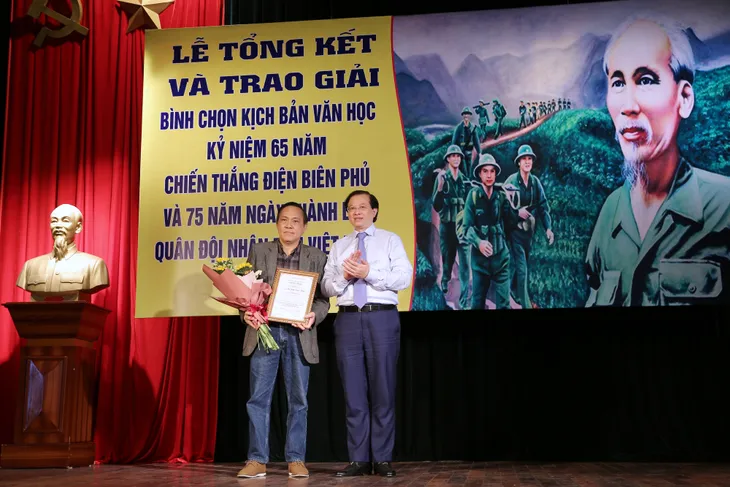 Vinh danh các kịch bản văn học kỷ niệm 65 năm chiến thắng Điện Biên Phủ - Ảnh 3. Vinh danh các kịch bản văn học kỷ niệm 65 năm chiến thắng Điện Biên Phủ - Ảnh 3.