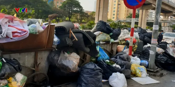 Rác thải ùn ứ ở nội thành Hà Nội - Ảnh 1. Rác thải ùn ứ ở nội thành Hà Nội - Ảnh 1.
