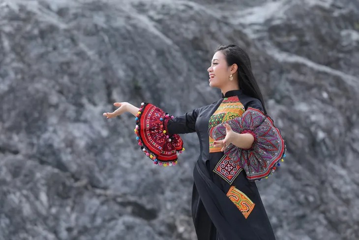 Sao mai Lương Hải Yến suýt ngã vì trèo núi cao quay MV “Bài ca trên núi” - Ảnh 12. Sao mai Lương Hải Yến suýt ngã vì trèo núi cao quay MV “Bài ca trên núi” - Ảnh 12.