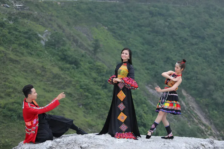 Sao mai Lương Hải Yến suýt ngã vì trèo núi cao quay MV “Bài ca trên núi” - Ảnh 3. Sao mai Lương Hải Yến suýt ngã vì trèo núi cao quay MV “Bài ca trên núi” - Ảnh 3.