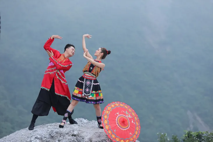 Sao mai Lương Hải Yến suýt ngã vì trèo núi cao quay MV “Bài ca trên núi” - Ảnh 6. Sao mai Lương Hải Yến suýt ngã vì trèo núi cao quay MV “Bài ca trên núi” - Ảnh 6.
