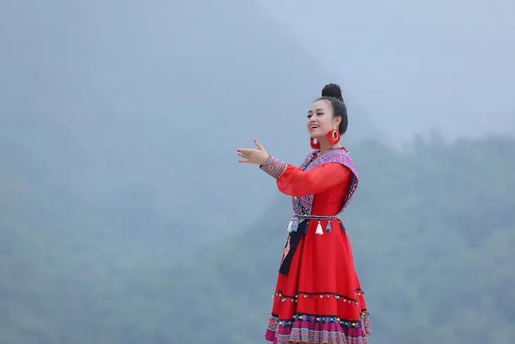 Sao mai Lương Hải Yến suýt ngã vì trèo núi cao quay MV “Bài ca trên núi” - Ảnh 8. Sao mai Lương Hải Yến suýt ngã vì trèo núi cao quay MV “Bài ca trên núi” - Ảnh 8.