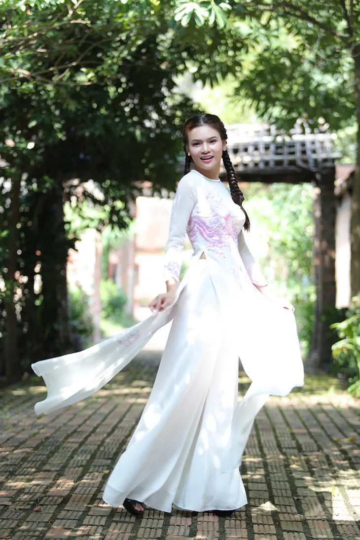 Phạm Phương Thảo diện áo dài hơn 10.000 USD quay phim ca nhạc Mong manh em - Ảnh 9. Phạm Phương Thảo diện áo dài hơn 10.000 USD quay phim ca nhạc Mong manh em - Ảnh 9.