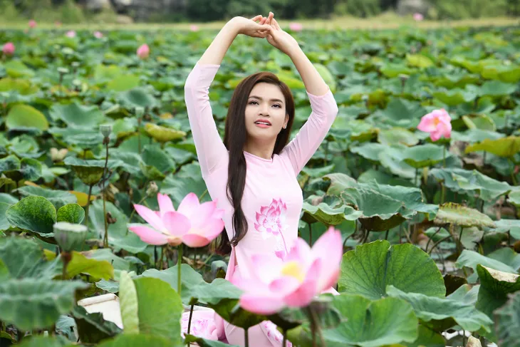 Phạm Phương Thảo diện áo dài hơn 10.000 USD quay phim ca nhạc Mong manh em - Ảnh 10. Phạm Phương Thảo diện áo dài hơn 10.000 USD quay phim ca nhạc Mong manh em - Ảnh 10.