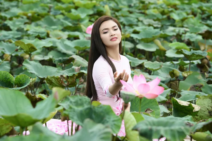 Phạm Phương Thảo diện áo dài hơn 10.000 USD quay phim ca nhạc Mong manh em - Ảnh 1. Phạm Phương Thảo diện áo dài hơn 10.000 USD quay phim ca nhạc Mong manh em - Ảnh 1.