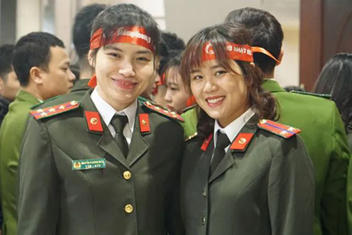 Vợ chồng chiến sĩ công an cùng đi hiến máu - Ảnh 1. Vợ chồng chiến sĩ công an cùng đi hiến máu - Ảnh 1.