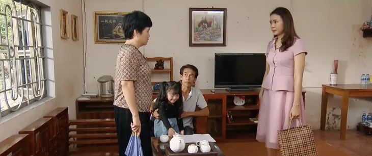 Hoa hồng trên ngực trái - Tập 43: Khuê năng qua nhà Thái, mẹ Khuê lo con gái mập mờ, ỡm ờ với chồng cũ - Ảnh 1. Hoa hồng trên ngực trái - Tập 43: Khuê năng qua nhà Thái, mẹ Khuê lo con gái mập mờ, ỡm ờ với chồng cũ - Ảnh 1.