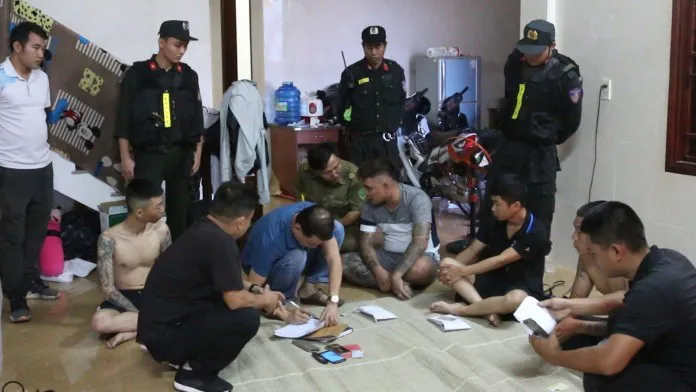 Tín dụng đen hoành hành hậu COVID-19: Lãi suất cắt cổ đến 700%, người vay “dở sống, dở chết” - Ảnh 1. Tín dụng đen hoành hành hậu COVID-19: Lãi suất cắt cổ đến 700%, người vay “dở sống, dở chết” - Ảnh 1.