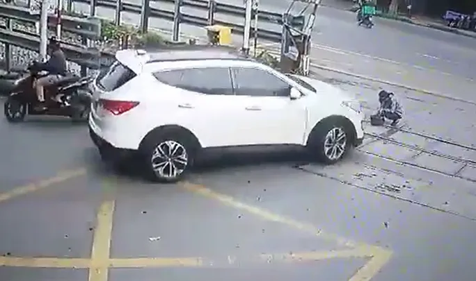 Nhân viên đường sắt bị ô tô tông khi đang vệ sinh đường ray - Ảnh 1.