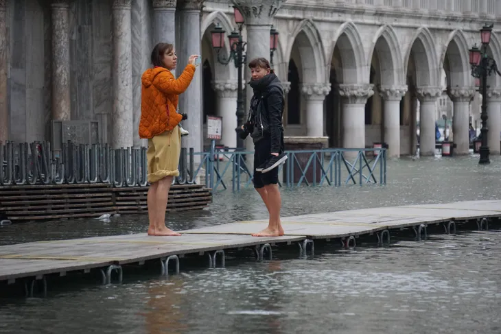 Venice, Italy nỗ lực dọn dẹp sau đợt triều cường lịch sử - Ảnh 2. Venice, Italy nỗ lực dọn dẹp sau đợt triều cường lịch sử - Ảnh 2.
